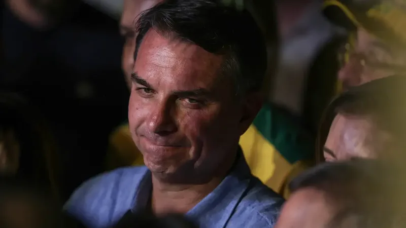 Brasília (DF), 04/10/2026 - Flávio Bolsonaro (PL) fala com jornalistas após a vitória no primeiro turno das eleições de 2026 sobre seu oponente, Luiz Inácio Lula da Silva (PT)