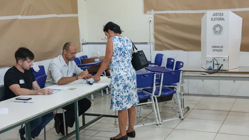Brasília (DF), 04/10/2026 - Eleitores comparecem às seções eleitorais na manhã deste domingo para participar do primeiro turno das Eleições 2026. As imagens mostram o momento da votação nas salas onde estão instaladas…