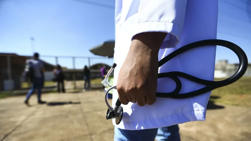 Médicos chegam ao local de prova para a segunda etapa do Exame Nacional de Revalidação de Diplomas Médicos Expedidos por Instituição de Educação Superior Estrangeira (Revalida) 2020, em Brasília