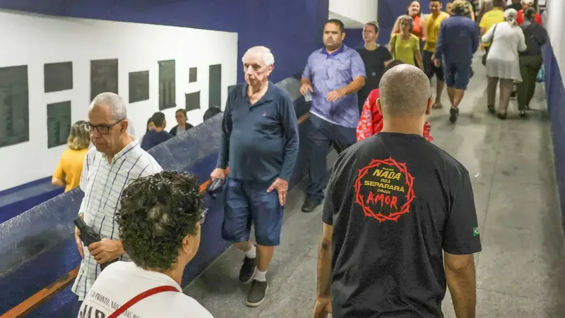 Rio de Janeiro (RJ), 25/10/2026 – Eleitores no Centro Universitário Augusto Motta (UNISUAM), na zona norte do Rio de Janeiro
