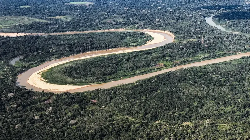 13/10/2026 - Acre - O rio Tejo corta a floresta amazônica no Acre, entre Cruzeiro do Sul e Marechal Thaumaturgo. Rios, mata nativa, biodiversidade e comunidades ribeirinhas compõem a paisagem natural de uma das regiões…