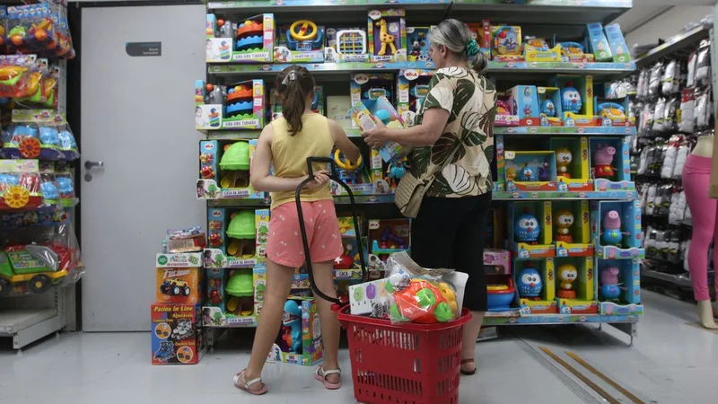 São Paulo (SP), 19/12/2023 - Movimento de consumidores na loja Armarinhos Fernando da rua 25 de Março