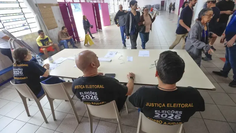 São Paulo (SP), 25/10/2026 – Eleitores votam na EMEF Celso Ribeiro Leite Filho, no bairro da Bela Vista, durante o segundo turno das Eleições 2026