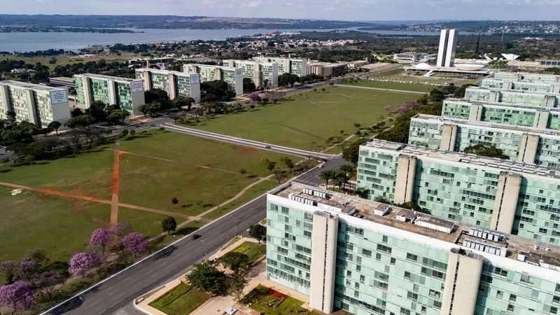 22/06/2026 - Brasília - A floração dos ipês-roxos transforma a paisagem de Brasília em um espetáculo de cores que dura apenas algumas semanas, mas deixa marcas na memória durante todo o ano. Considerada uma das árvores…