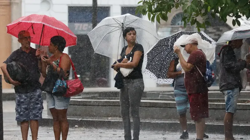 Rio de Janeiro (RJ) 22/03/2024 – Temporal atinge o Rio de Janeiro e trabalhadores deixam a região central da cidade, que tem ponto facultativo decretado com previsão de chuvas extremas