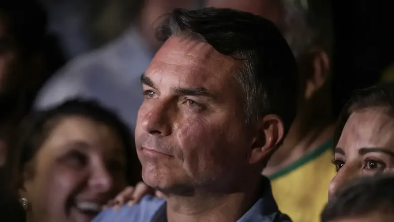 Brasília (DF), 04/10/2026 - Flávio Bolsonaro (PL) fala com jornalistas após a vitória no primeiro turno das eleições de 2026 sobre seu oponente, Luiz Inácio Lula da Silva (PT)