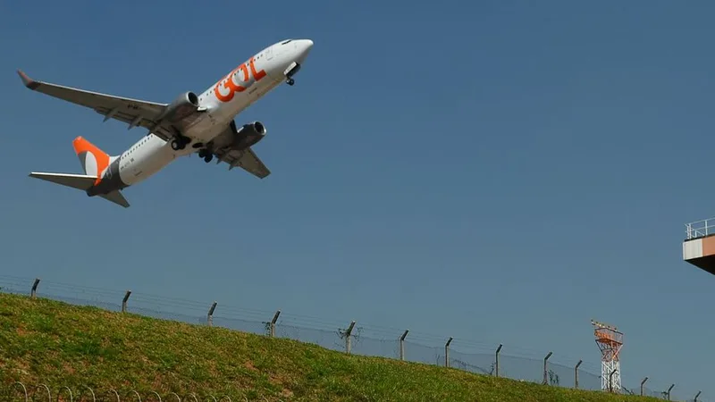 Avião decola no aeroporto de Congonhas