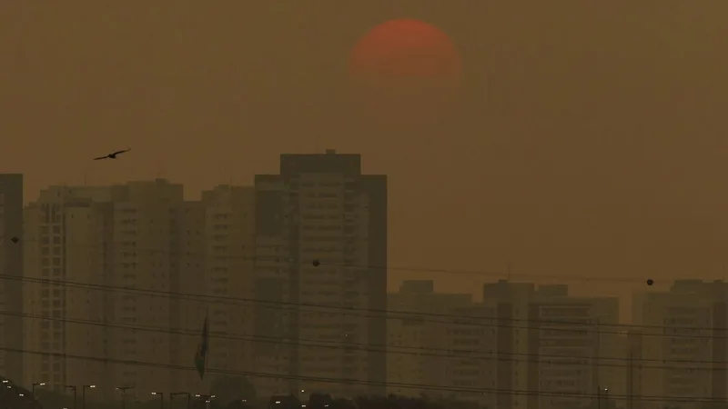 São Paulo (SP) 13/09/2024 Poluiçao e qualidade do ar ruim na cidade de |São Paulo, vista desde o Rio Tietê