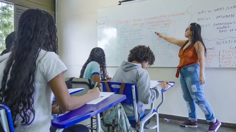 Brasília (DF), 25/06/2026 – Alunos do ensino médio do CED 16, na Ceilândia, aproveitam o segundo semestre letivo para intensificar a preparação em sala de aula visando o Exame Nacional do Ensino Médio (Enem),…