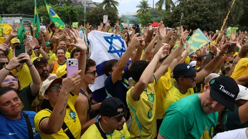 Rio de Janeiro (RJ), 24/10/2026 – Apoiadores do senador Flávio Bolsonaro, e candidato a presidência, participam de ato de campanha do candidato na Praça do Ó, na Barra da Tijuca, na zona sudoeste do Rio de Janeiro