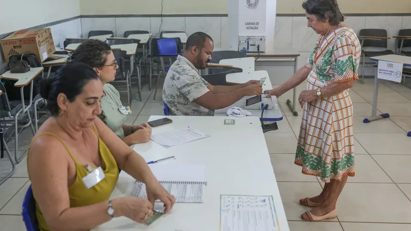 Brasília (DF), 25/10/2026 - Eleitores comparecem às seções eleitorais na manhã deste domingo para participar do segundo turno das Eleições 2026. As imagens mostram o momento da votação nas salas onde estão instaladas as…