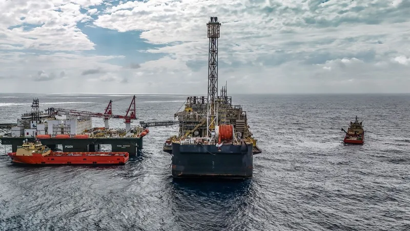 28/05/2026 - Pré-sal da Bacia de Santos -Esta é a P-67, uma unidade gigante do tipo FPSO (sistema flutuante de produção, armazenamento e transferência) que opera no pré-sal da Bacia de Santos. Com impressionantes 353…