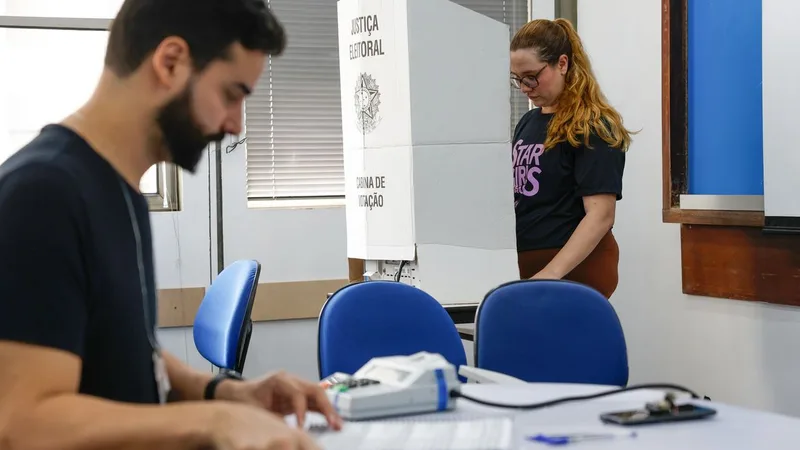 Rio de Janeiro (RJ), 04/10/2026 – Eleitores votam em seções eleitorais na UERJ, no campus Maracanã