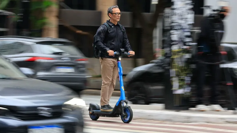 São Paulo (SP)- 04/10/2026 - Começam a valer nesta terça novas regras para circulação de patinetes elétricos e bicicletas na cidade de São Paulo. A CET já pode multar a partir de hoje quem desrespeitar essas regras