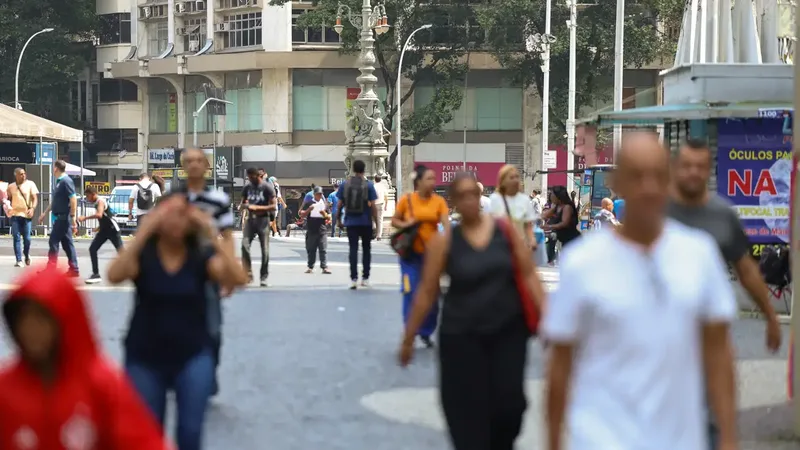 Rio de Janeiro (RJ), 15/10/2026 – Pessoas caminham em rua comercial no centro do Rio de Janeiro