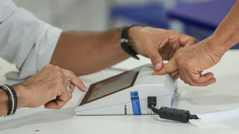 Brasília (DF), 04/10/2026 - Eleitores comparecem às seções eleitorais na manhã deste domingo para participar do primeiro turno das Eleições 2026. As imagens mostram o momento da votação nas salas onde estão instaladas…