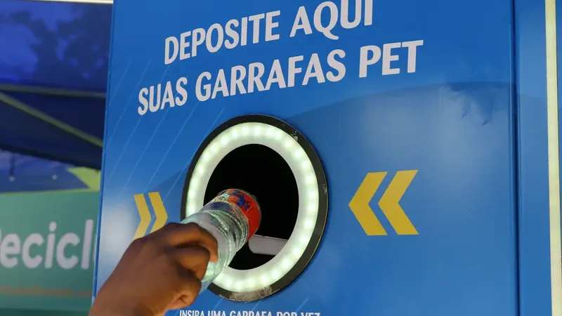 Máquinas coletoras de resídios para reciclagem em ação educativa pelo Dia Mundial do Meio Ambiente no Aterro do Flamengo