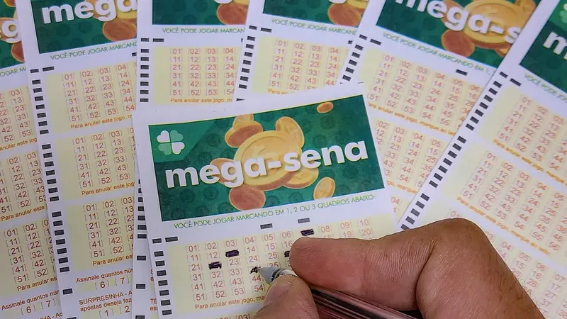 Foto de arquivo: 22/06/2023 - Brasília - Mega-Sena, concurso da  Mega-Sena, jogos da  Mega-Sena, loteria da  Mega-Sena. - Volantes da Mega Sena sendo preenchidos para apostas em casas lotéricas da Caixa