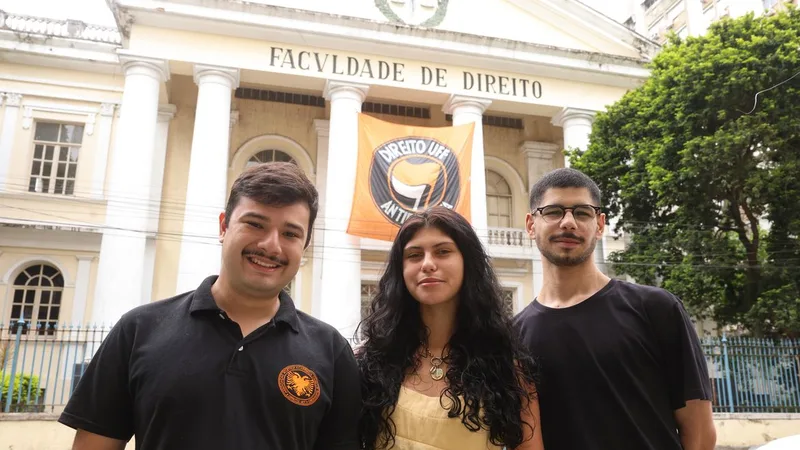 Rio de Janeiro (RJ), 29/10/2026 – Os estudantes de direito da Universidade Federal Fluminense (UFF), Simão Gabriel, Valentina Cruz e João Paulo Pimenta posam para fotografia em frente a universidade, no bairro do Ingá,…