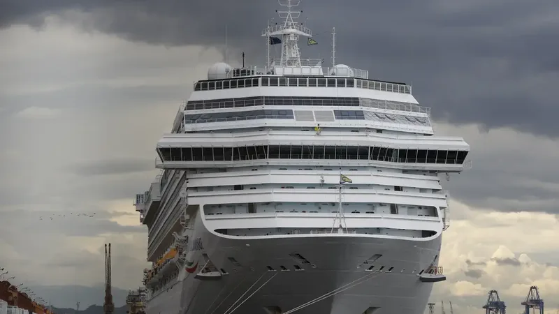 O navio de cruzeiros Costa Fascinosa aporta no Pier Mauá com casos de covid-19 entre tripulantes e passageiros, que desembarcam para cumprir quarentena na cidade