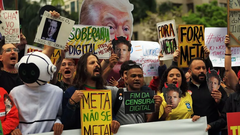 São Paulo (SP), 19/10/2026 - Organizações da sociedade civil e movimentos sociais realizam protesto em frente à sede da Meta , na avenida Faria Lima,3732, para denunciar o que consideram interferência sistemática da big…