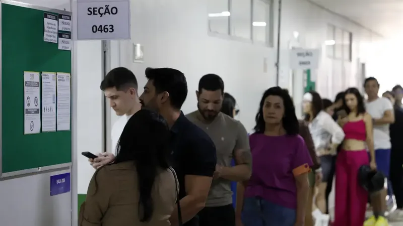 Brasília (DF), 04/10/2026 - Pessoas chegam para votação das Eleições 2026 na Unieuro