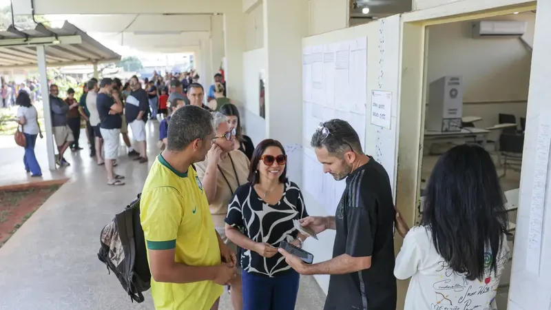 Brasília (DF), 04/10/2026 - Eleitores formam filas em locais de votação na manhã deste domingo, durante a abertura das seções eleitorais para o primeiro turno das Eleições 2026