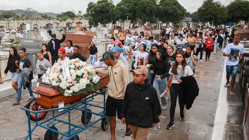 Rio de Janeiro (RJ), 31/10/2025 – Sepultamento de Ravel Rios uma das vitimas da operação contenção, no cemitério de cemitério de Inhaúma