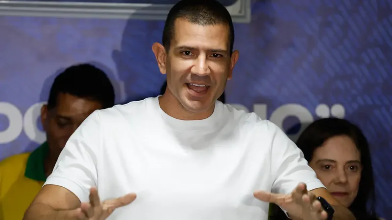Rio de Janeiro (RJ), 08/10/2026 – O candidato ao governo do Estado Douglas Ruas (PL) faz pronunciamento após decisão TSE e aguarda retotalização dos votos do 1° turno que o declararia eleito