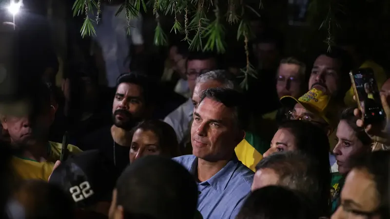Brasília (DF), 04/10/2026 - Flávio Bolsonaro (PL) fala com jornalistas após a vitória no primeiro turno das eleições de 2026 sobre seu oponente, Luiz Inácio Lula da Silva (PT)