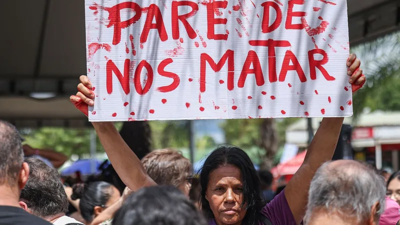 Brasília (DF), 07/12/2025 - O Levante Mulheres Vivas realiza ato na área central de Brasília para denunciar o feminicídio e todas as formas de violência contra mulheres