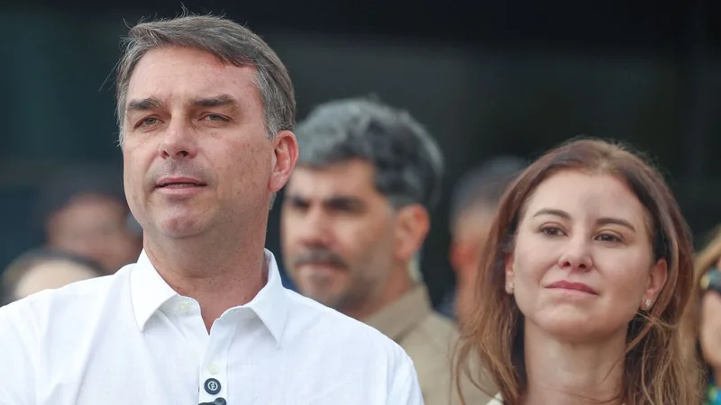 Brasília (DF), 12/10/2026 - O candidato e senador, Flávio Bolsonaro fala com jornalistas, após missa na Catedral Metropolitana de Brasília