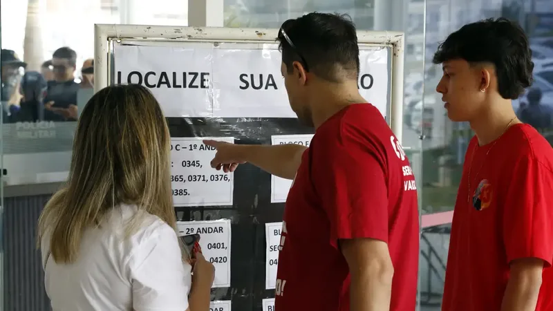 Brasília (DF), 04/10/2026 - Pessoas chegam para votação das Eleições 2026 na Unieuro