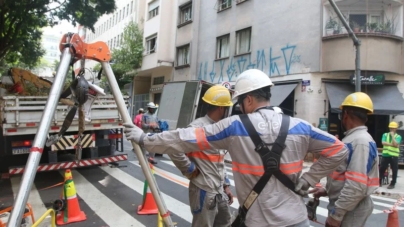 São Paulo (SP), 18/03/2024 - Funcionários da Enel trabalham na rua General Jardim, em Vila Buarque, durante falta de energia na região central