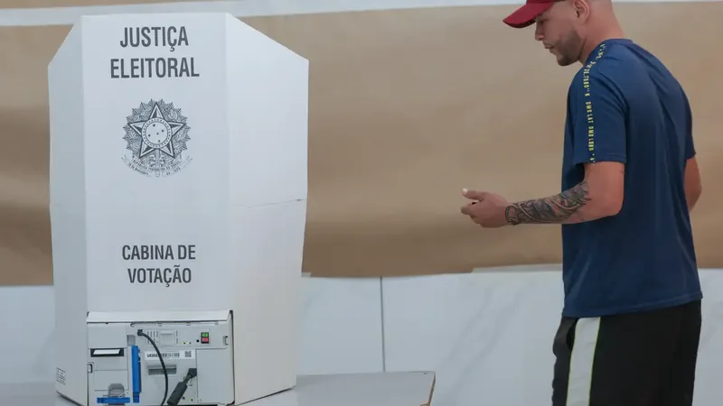 Brasília (DF), 04/10/2026 - Eleitores comparecem às seções eleitorais na manhã deste domingo para participar do primeiro turno das Eleições 2026. As imagens mostram o momento da votação nas salas onde estão instaladas…