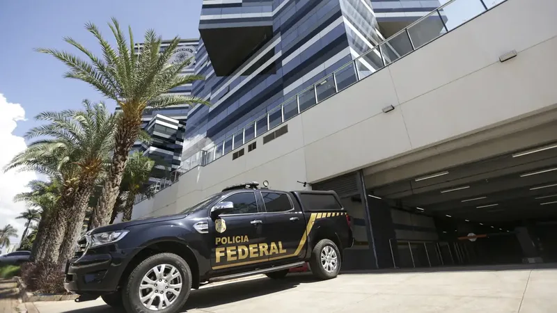 Brasília (DF), 31/08/2023 - Movimentação no prédio sede da Polícia Federal, que ouve Bolsonaro e mais sete envolvidos no caso da venda de joias