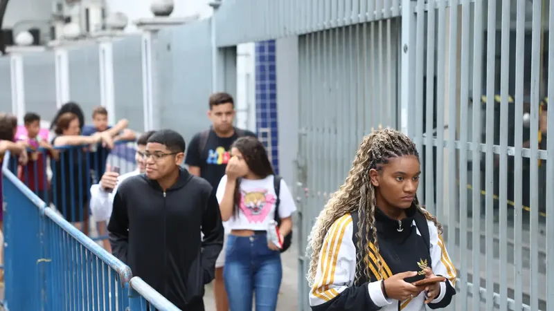 Rio de Janeiro (RJ), 16/11/2025 – Estudantes saem do segundo dia do Exame Nacional do Ensino Médio (Enem), no Cefet Maracanã, na zona norte do Rio de Janeiro