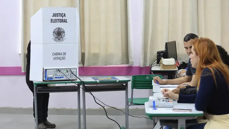 São Paulo (SP), 25/10/2026 – Eleitores votam na EMEF Celso Ribeiro Leite Filho, no bairro da Bela Vista, durante o segundo turno das Eleições 2026