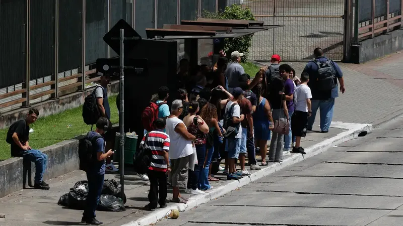 São Paulo (SP), 23/03/2023 - Passageiros optam por ônibus no Terminal Barra Funda, durante a greve dos metroviários em São Paulo que paralisa o Metrô