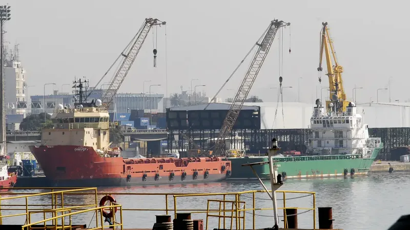 Atracação de navios no Caís do Porto do Rio de Janeiro, guindaste, container