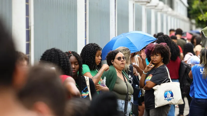 Rio de Janeiro (RJ), 16/11/2025 – Estudantes aguardam abertura dos portões no segundo dia do Exame Nacional do Ensino Médio (Enem), no Cefet Maracanã, na zona norte do Rio de Janeiro