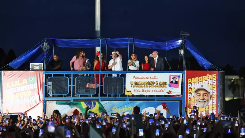 Brasília (DF), 27/10/2026 - Presidente da República reeleito, Luiz Inácio Lula da Silva, fala durante comemoração do seu aniversário em frente ao Palácio da Alvorada