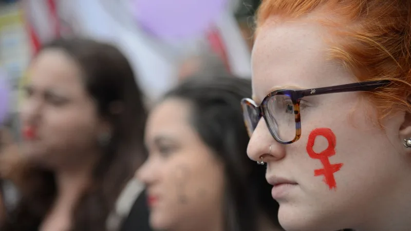 Rio de Janeiro - Mulheres fazem caminhada em solidariedade às manifestações feministas na América Latina, que tem países com alta taxa de feminicídio, segundo a ONU (Fernando Frazão/Agência Brasil)