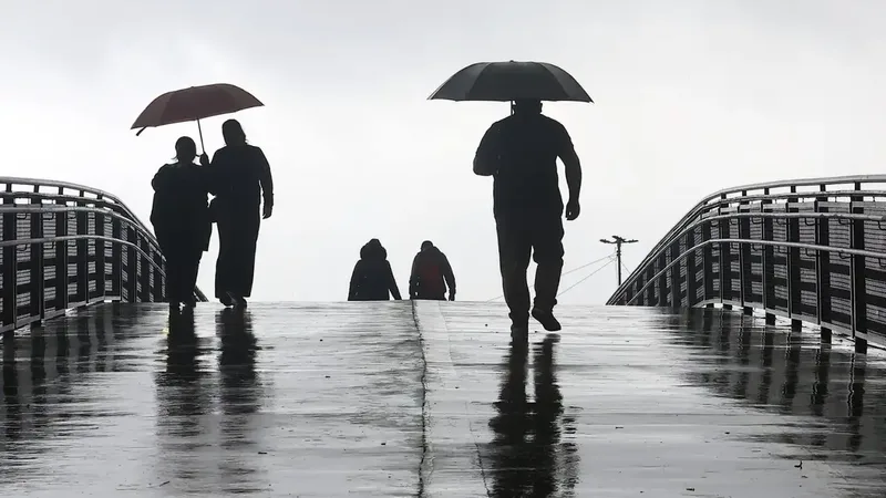 São Paulo (SP), 09/09/2026. - Pessoas na rua durante tarde com muita chuva na região do Ibirapuera
