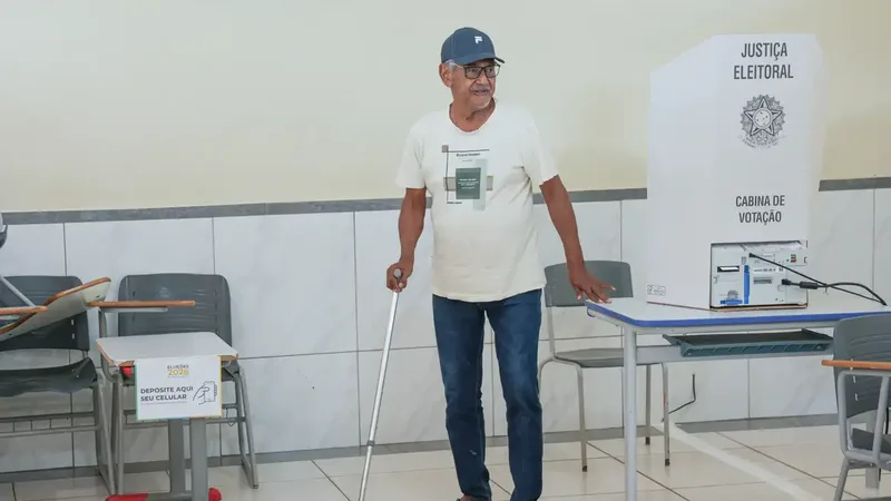 Brasília (DF), 04/10/2026 - Eleitores comparecem às seções eleitorais na manhã deste domingo para participar do primeiro turno das Eleições 2026. As imagens mostram o momento da votação nas salas onde estão instaladas…