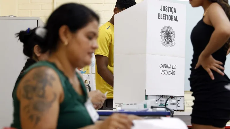 Valparaíso (GO), 06/10/2024 - Eleitores durante dia de votação nas eleições 2024
