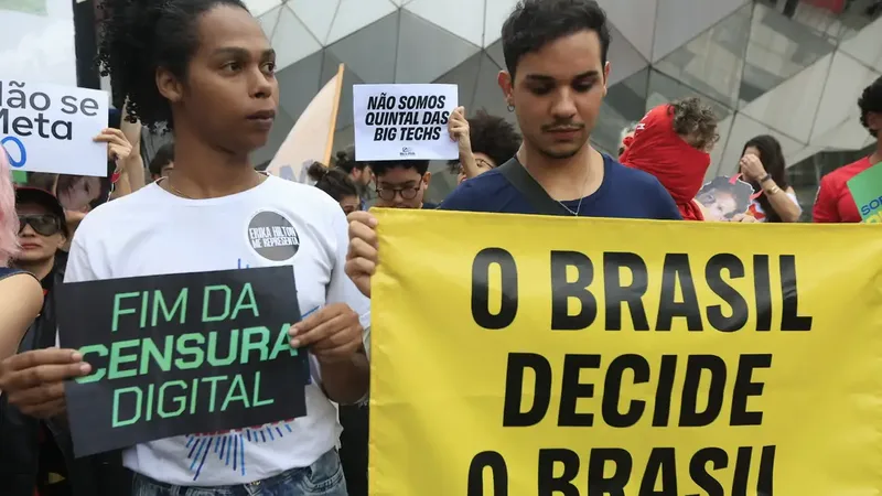 São Paulo (SP), 19/10/2026 - Organizações da sociedade civil e movimentos sociais realizam protesto em frente à sede da Meta , na avenida Faria Lima,3732, para denunciar o que consideram interferência sistemática da big…