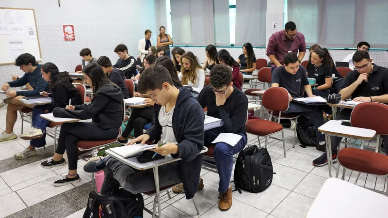 Brasília (DF), 24/10/2024 - Alunos do colégio Galois em sala de aula na preparação dos últimos dias antes da prova do Enem 2024