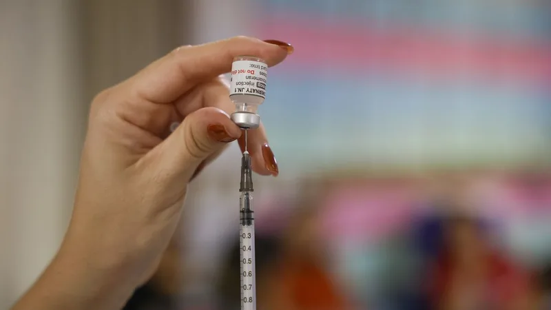 Rio Branco (AC), 07/05/2026 – Frasco da vacina Comirnaty JN.1 da Pfizer, que é indicada para a prevenção da COVID-19 aplicada durante o curso Sala de Vacina, da MSD, ministrado em Rio Branco (AC)