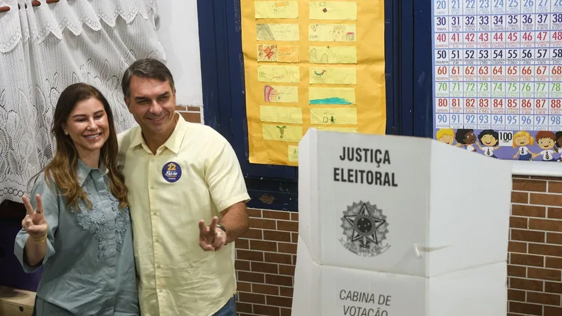 Rio de Janeiro (RJ), 25/10/2026 – O senador Flávio Bolsonaro, e candidato a presidência, vota na Escola Municipal Barão Homem de Mello, em Vila Isabel na zona norte do Rio de Janeiro